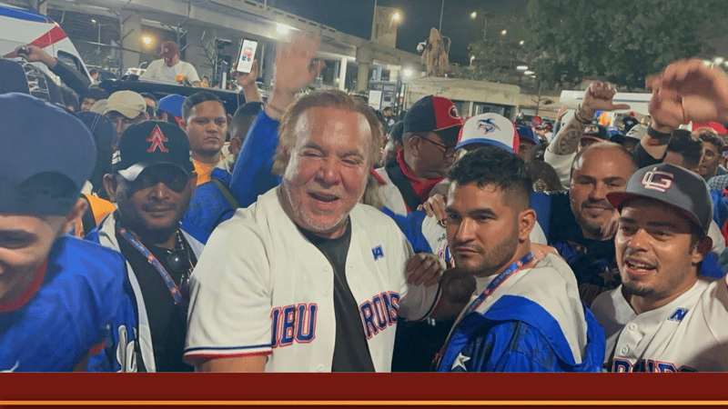 Wilmer Ruperti celebra junto a Los Tiburones de La Guaira